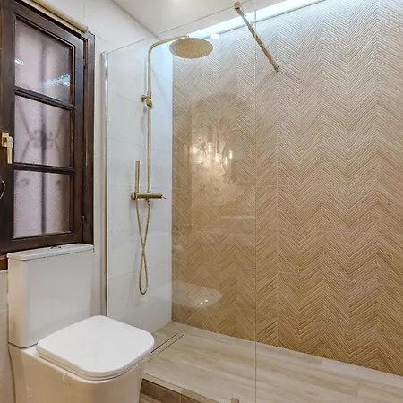 Stylish Design W Ocean & Pool View, King Size Bed, Wifi,2 Smart Tv, Street Parking, 2 Pools Access דירה