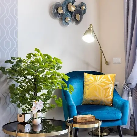 Stylish Design W Ocean & Pool View, King Size Bed, Wifi,2 Smart Tv, Street Parking, 2 Pools Access