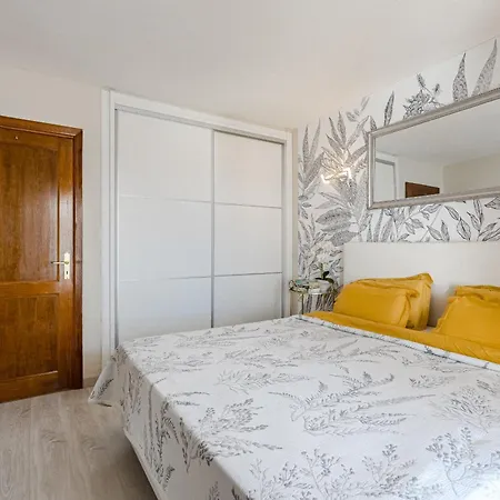 Stylish Design W Ocean & Pool View, King Size Bed, Wifi,2 Smart Tv, Street Parking, 2 Pools Access Apartamento Costa Adeje (Tenerife)