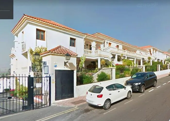 Stylish Design W Ocean & Pool View, King Size Bed, Wifi,2 Smart Tv, Street Parking, 2 Pools Access *