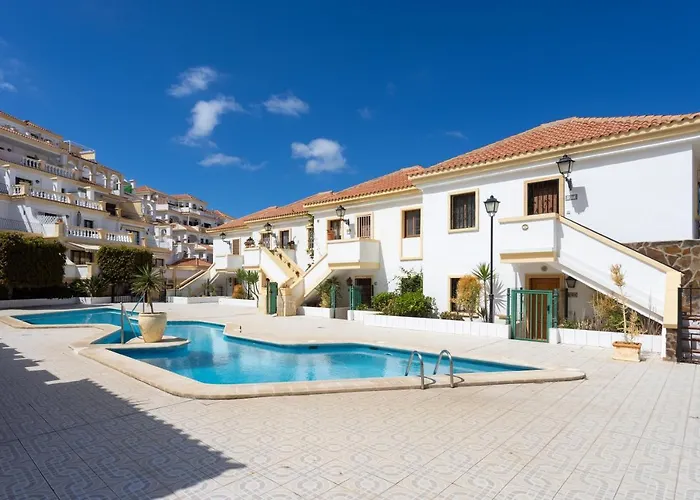 Stylish Design W Ocean & Pool View, King Size Bed, Wifi,2 Smart Tv, Street Parking, 2 Pools Access Appartamento *