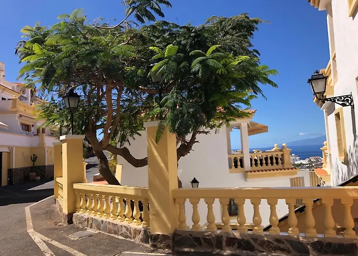 Stylish Design W Ocean & Pool View, King Size Bed, Wifi,2 Smart Tv, Street Parking, 2 Pools Access * Costa Adeje (Tenerife)