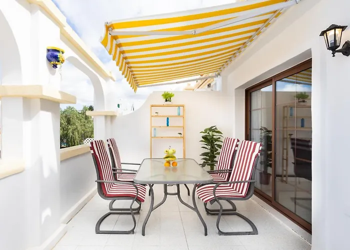 Stylish Design W Ocean & Pool View, King Size Bed, Wifi,2 Smart Tv, Street Parking, 2 Pools Access Appartamento