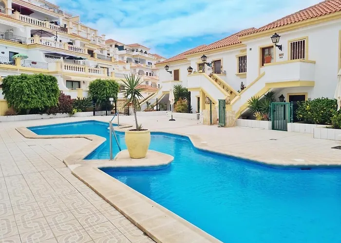 Stylish Design W Ocean & Pool View, King Size Bed, Wifi,2 Smart Tv, Street Parking, 2 Pools Access Appartamento