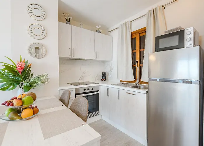 Stylish Design W Ocean & Pool View, King Size Bed, Wifi,2 Smart Tv, Street Parking, 2 Pools Access Appartamento Costa Adeje (Tenerife)