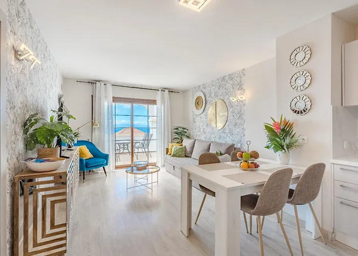 Stylish Design W Ocean & Pool View, King Size Bed, Wifi,2 Smart Tv, Street Parking, 2 Pools Access Costa Adeje (Tenerife)