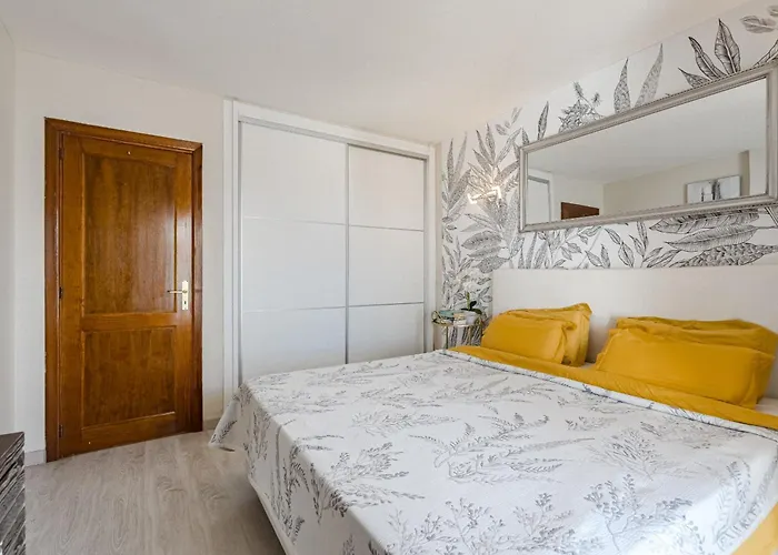 Stylish Design W Ocean & Pool View, King Size Bed, Wifi,2 Smart Tv, Street Parking, 2 Pools Access Appartamento Costa Adeje (Tenerife)