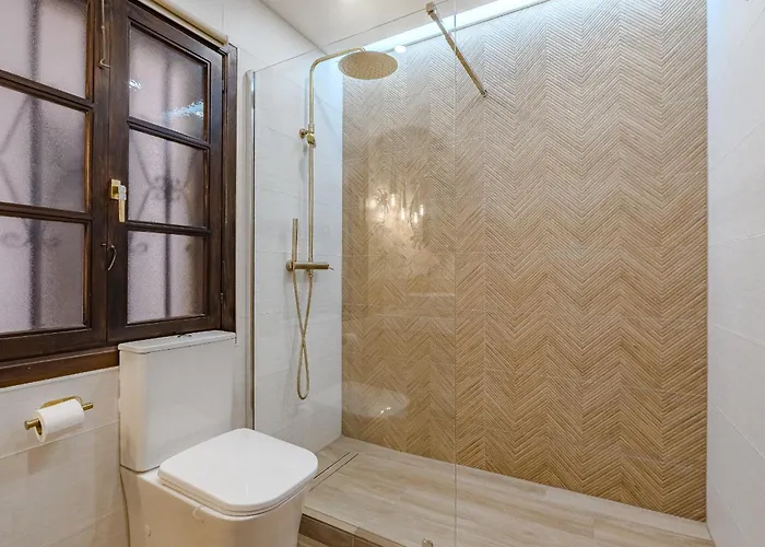 Stylish Design W Ocean & Pool View, King Size Bed, Wifi,2 Smart Tv, Street Parking, 2 Pools Access Appartamento