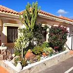 Stylish Design W Ocean & Pool View, King Size Bed, Wifi,2 Smart Tv, Street Parking, 2 Pools Access Costa Adeje (Tenerife)