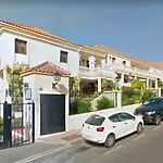 Stylish Design W Ocean & Pool View, King Size Bed, Wifi,2 Smart Tv, Street Parking, 2 Pools Access *