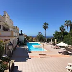 Apartmán Stylish Design W Ocean & Pool View, King Size Bed, Wifi,2 Smart Tv, Street Parking, 2 Pools Access *