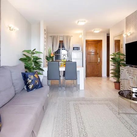 Apartment Stylish Design With Ocean, Pool View, King Size Bed, Wifi, Smart Tv, Free Parking 2 Pools Access *
