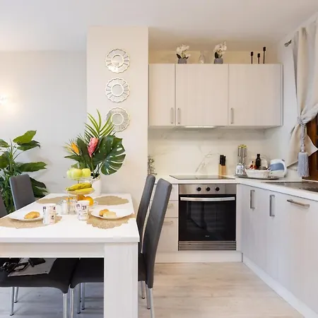 Apartment Stylish Design With Ocean, Pool View, King Size Bed, Wifi, Smart Tv, Free Parking 2 Pools Access