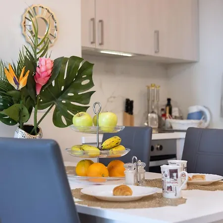 Apartment Stylish Design With Ocean, Pool View, King Size Bed, Wifi, Smart Tv, Free Parking 2 Pools Access *