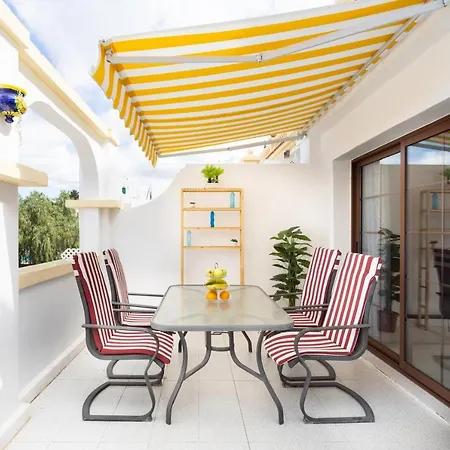 Stylish Design With Ocean, Pool View, King Size Bed, Wifi, Smart Tv, Free Parking 2 Pools Access Apartment