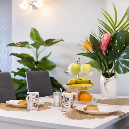 Stylish Design With Ocean, Pool View, King Size Bed, Wifi, Smart Tv, Free Parking 2 Pools Access Apartment
