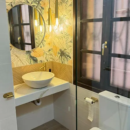 Stylish Design With Ocean, Pool View, King Size Bed, Wifi, Smart Tv, Free Parking 2 Pools Access Apartment *