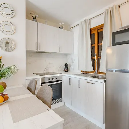 Stylish Design W Ocean & Pool View, King Size Bed, Wifi,2 Smart Tv, Street Parking, 2 Pools Access Apartmán Costa Adeje (Tenerife)
