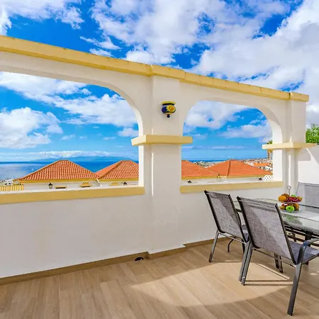 Stylish Design W Ocean & Pool View, King Size Bed, Wifi,2 Smart Tv, Street Parking, 2 Pools Access Apartment