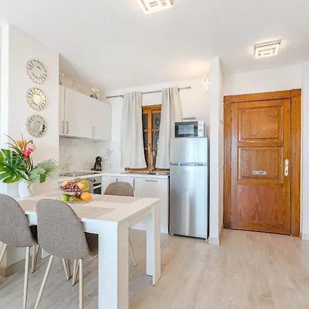 Apartment Stylish Design W Ocean & Pool View, King Size Bed, Wifi,2 Smart Tv, Street Parking, 2 Pools Access *