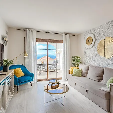 Apartment Stylish Design W Ocean & Pool View, King Size Bed, Wifi,2 Smart Tv, Street Parking, 2 Pools Access
