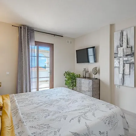 Apartment Stylish Design W Ocean & Pool View, King Size Bed, Wifi,2 Smart Tv, Street Parking, 2 Pools Access *