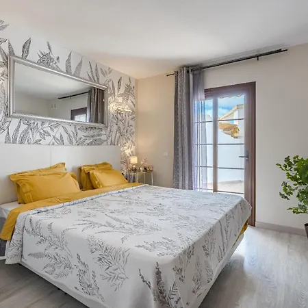 Stylish Design W Ocean & Pool View, King Size Bed, Wifi,2 Smart Tv, Street Parking, 2 Pools Access Apartment Costa Adeje (Tenerife)
