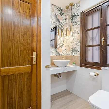 Stylish Design W Ocean & Pool View, King Size Bed, Wifi,2 Smart Tv, Street Parking, 2 Pools Access Apartment