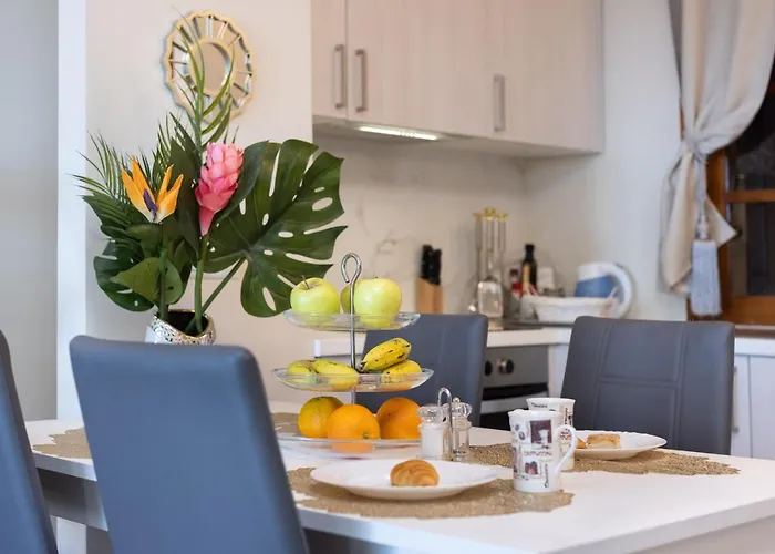 Апартаменти Stylish Design W Ocean & Pool View, King Size Bed, Wifi,2 Smart Tv, Street Parking, 2 Pools Access *