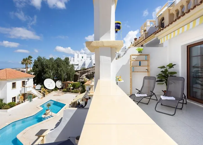 Stylish Design W Ocean & Pool View, King Size Bed, Wifi,2 Smart Tv, Street Parking, 2 Pools Access *