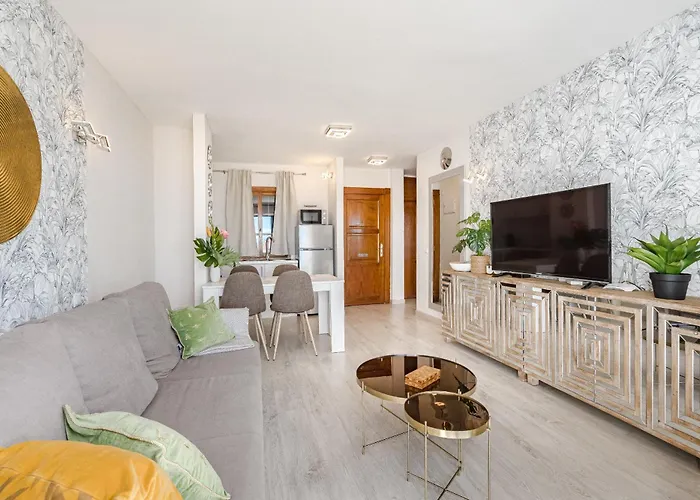 Stylish Design W Ocean & Pool View, King Size Bed, Wifi,2 Smart Tv, Street Parking, 2 Pools Access *