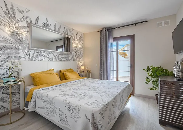 Stylish Design W Ocean & Pool View, King Size Bed, Wifi,2 Smart Tv, Street Parking, 2 Pools Access Апартаменти Адехе