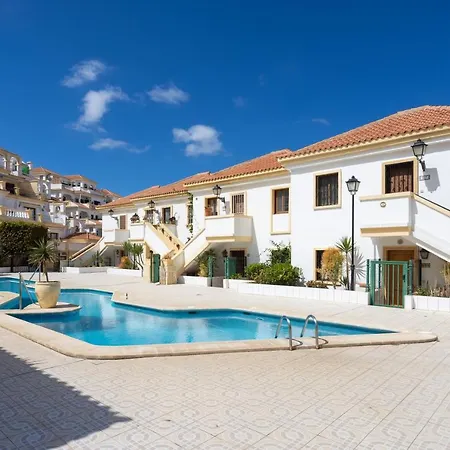 Stylish Design W Ocean & Pool View, King Size Bed, Wifi,2 Smart Tv, Street Parking, 2 Pools Access Διαμέρισμα *