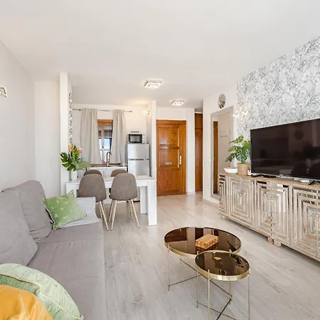 Stylish Design W Ocean & Pool View, King Size Bed, Wifi,2 Smart Tv, Street Parking, 2 Pools Access *